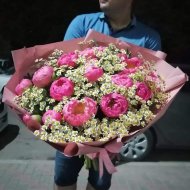 Букет цветов «Пионы в ромашках»